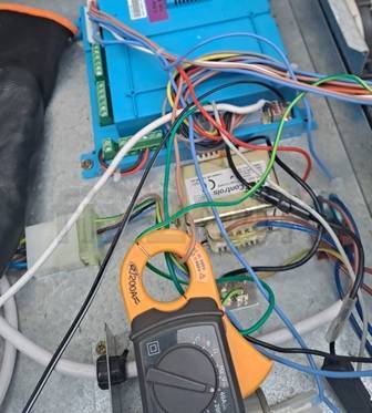 Voltage and current checks on room fan motor active wire using a clamp-meter