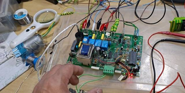 Climate Technologies heater: Electronic control module board on Workbench with wires connected for load tests after repaired