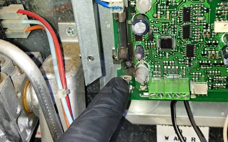 overheat connectors h10 - h11 Burnt off circuit tracks on a Brivis heating HCCA621 control module